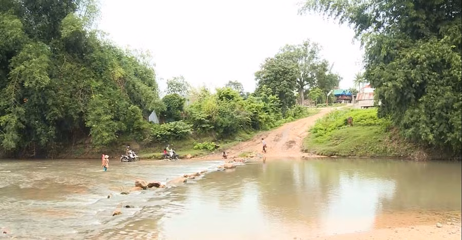  Nhiều phụ huynh phải mạo hiểm vượt suối Lơ Pơ đưa con tới trường. Ảnh: Nguyên Bình