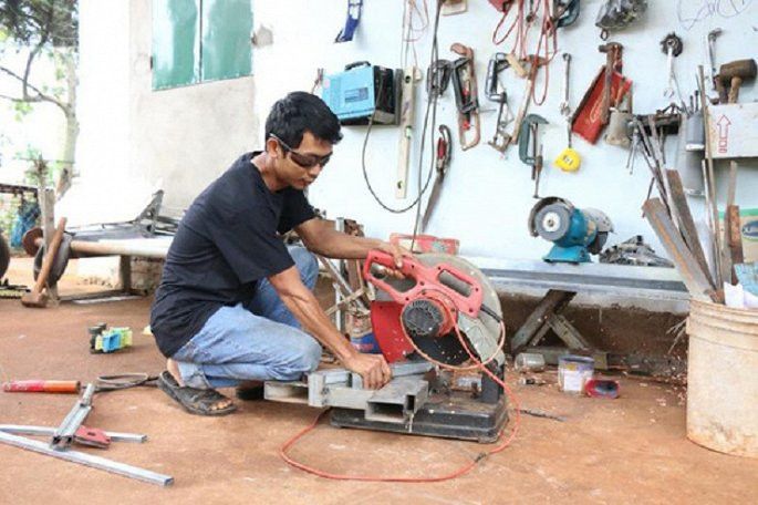 Một giáo viên sau khi bị chấm dứt hợp đồng phải tìm công việc khác để mưu sinh