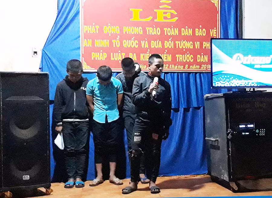  Các đối tượng ra kiểm điểm trước dân. Ảnh: Lê Trang