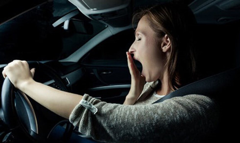  Nên chợp mắt 30 phút ở trạm dừng xe hoặc cây xăng ngay khi bạn bắt đầu thấy mất tập trung.