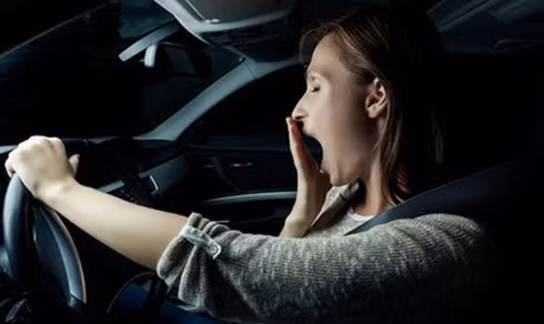  Nên chợp mắt 30 phút ở trạm dừng xe hoặc cây xăng ngay khi bạn bắt đầu thấy mất tập trung.