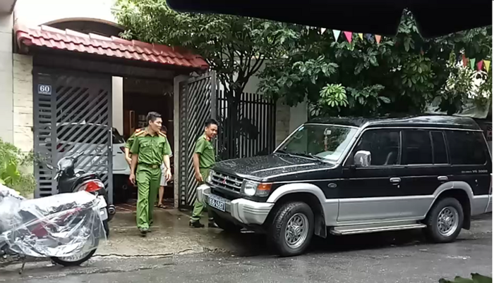 3 bị can khác bị khám xét nhà riêng cùng với bị can Thạch gồm: ông Trần Phi (nguyên Chủ tịch Hội đồng Quản trị Công ty Cổ phần Xuất nhập khẩu Đà Nẵng), ông Nguyễn Công Lang (nguyên Giám đốc Công ty Quản lý nhà Đà Nẵng), ông Huỳnh Tấn Lộc (nguyên Chủ tịch Hội đồng Quản trị Công ty Công nghệ phẩm Đà Nẵng). Trong ảnh: Công an khám nhà riêng ông Phan Ngọc Thạch (ảnh: Người đưa tin)