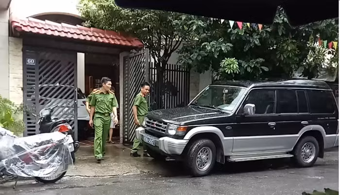 3 bị can khác bị khám xét nhà riêng cùng với bị can Thạch gồm: ông Trần Phi (nguyên Chủ tịch Hội đồng Quản trị Công ty Cổ phần Xuất nhập khẩu Đà Nẵng), ông Nguyễn Công Lang (nguyên Giám đốc Công ty Quản lý nhà Đà Nẵng), ông Huỳnh Tấn Lộc (nguyên Chủ tịch Hội đồng Quản trị Công ty Công nghệ phẩm Đà Nẵng). Trong ảnh: Công an khám nhà riêng ông Phan Ngọc Thạch (ảnh: Người đưa tin)