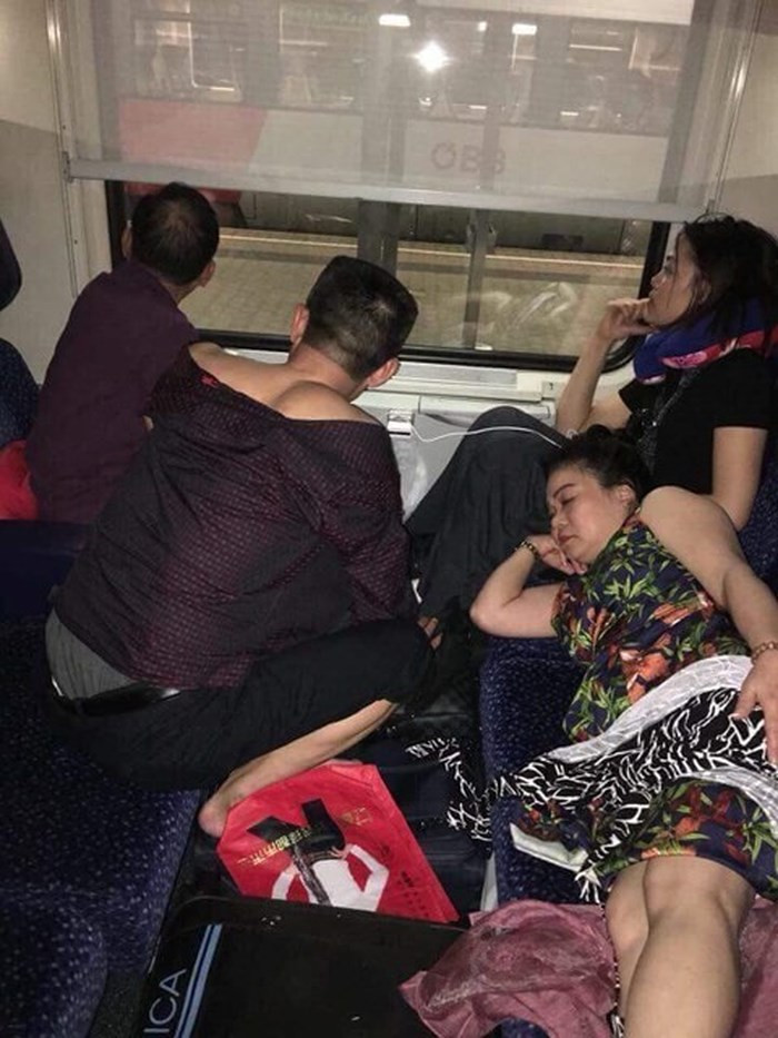 Đoàn phải ngồi ghế với 6 khách mỗi khoang chỉ có diện tích khoảng 4m2 không hề giống như thỏa thuận trong hợp đồng. Ảnh: Infonet.