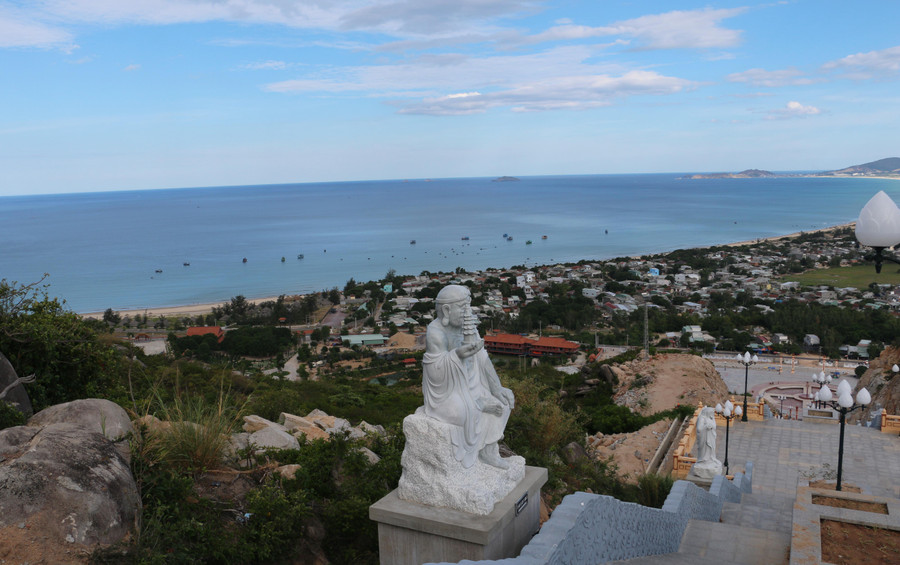 Dọc theo đường hành lễ từ phía dưới chân núi lên đến bức tượng Phật là 18 vị La-hán. Ảnh: Q.T