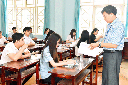 Giám thị phát đề thi tại kỳ thi THPT Quốc gia 2017. Giám thị phát đề thi tại kỳ thi THPT Quốc gia 2017.