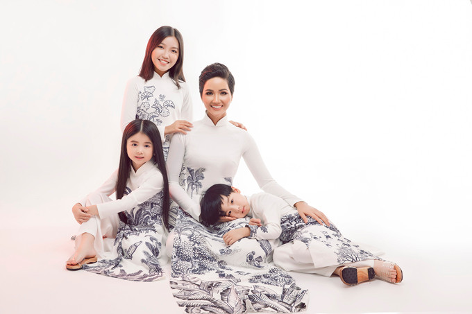 Xuất hiện trong bộ ảnh giới thiệu các mẫu áo dài truyền thống, H'Hen Niê trông khác hẳn hình ảnh cá tính và sexy trên thảm đỏ.