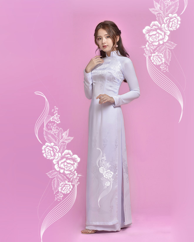 Cảm hứng từ nghề thổi thủy tinh không chỉ mang đến những chiếc áo dài nổi bật, duyên dáng cho các bạn nữ sinh, mà còn gửi gắm tình yêu đối với làng nghề truyền thống của người Việt.