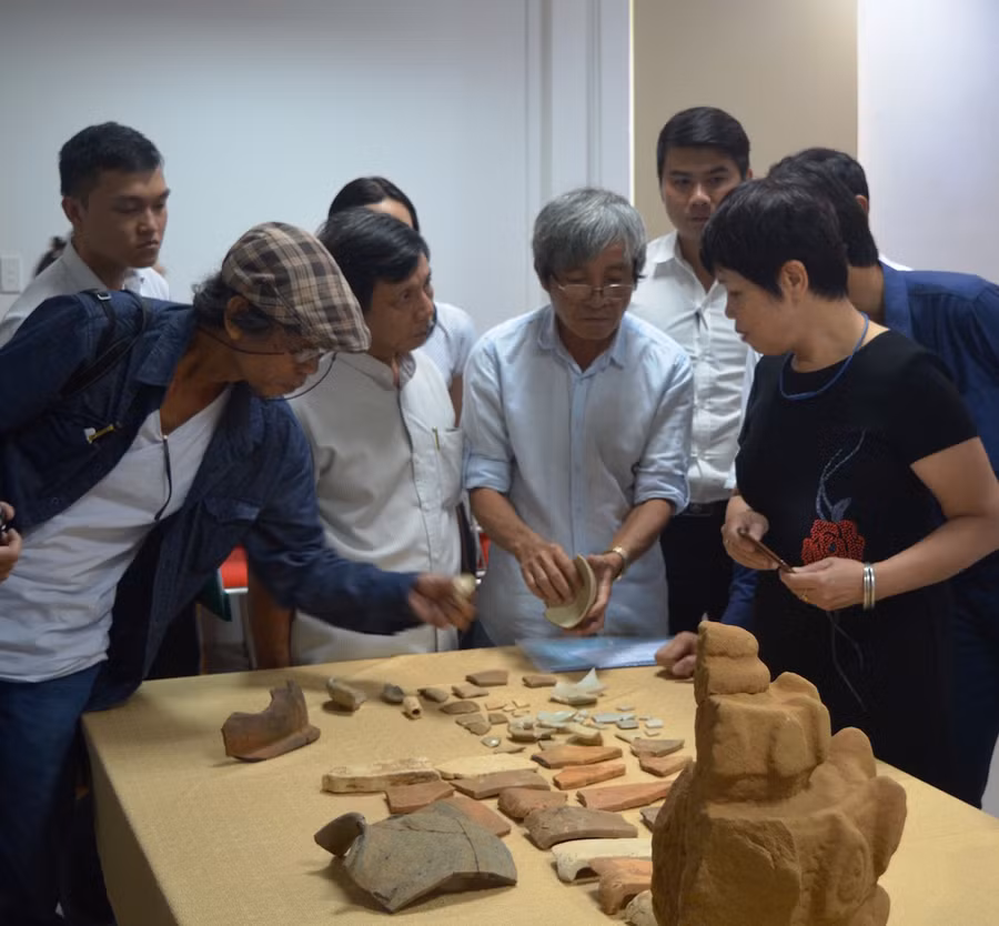 Các nhà khoa học giới thiệu về những hiện vật Chăm sau quá trình khai quật. Ảnh: VGP/Lưu Hương