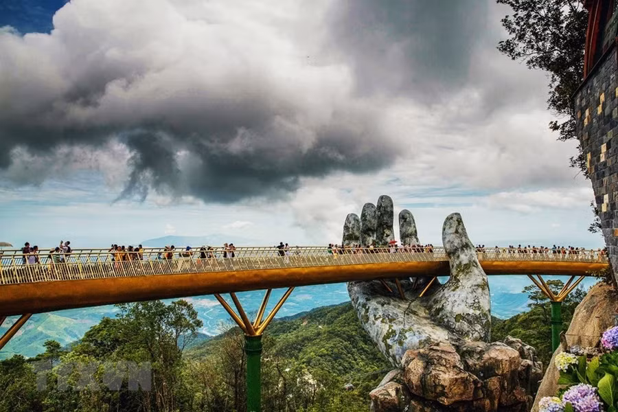 Bàn tay nâng đỡ Cầu Vàng tạo nên sự đặc biệt mà không nơi nào có được