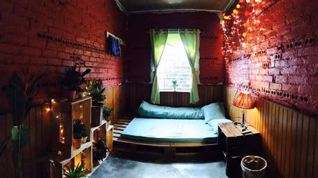  Một căn phòng rực rỡ màu sắc của nhà Bơ. Ảnh: Fb.