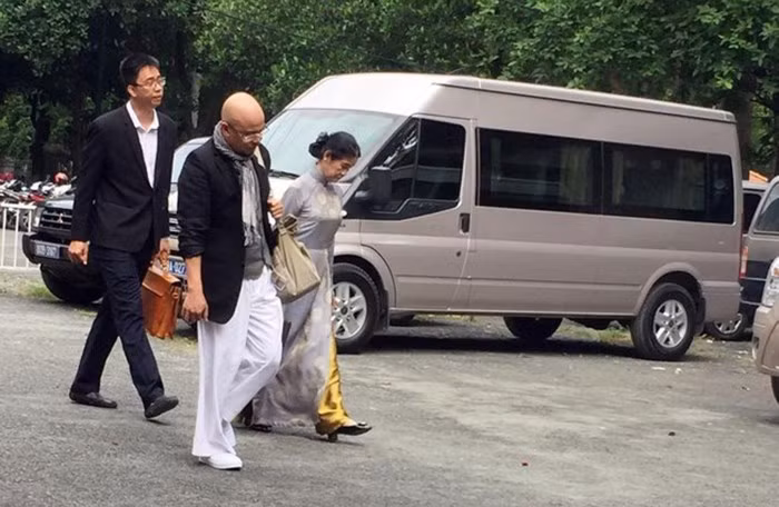  Ông Đặng Lê Nguyên Vũ đến tòa.