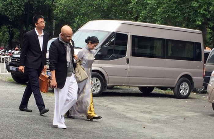  Ông Đặng Lê Nguyên Vũ đến tòa.