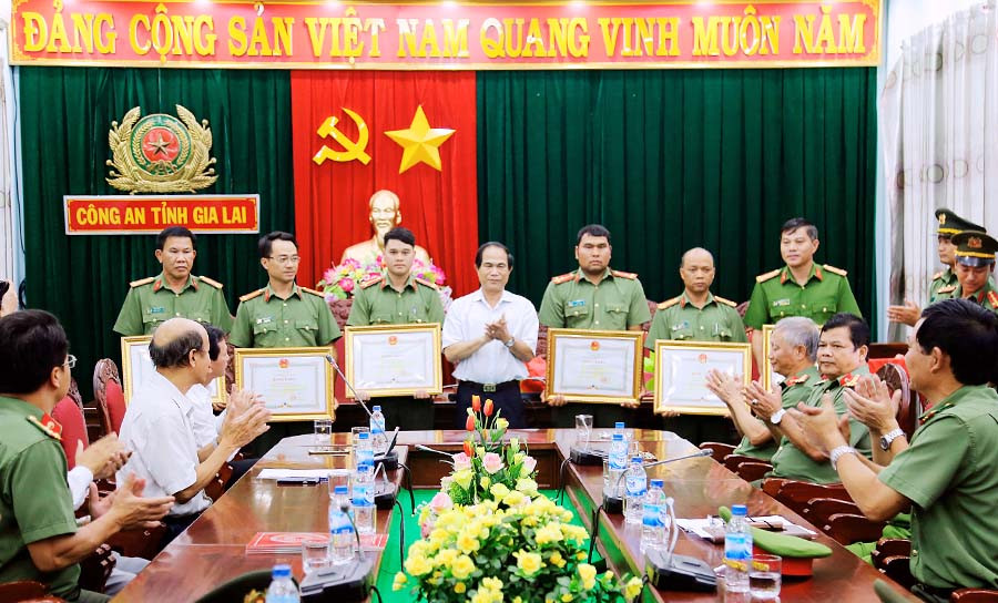  Chủ tịch UBND tỉnh Võ Ngọc Thành tặng bằng khen cho các tập thể, cá nhân có thành tích xuất sắc trong công tác đảm bảo an ninh trật tự. Ảnh: T.T