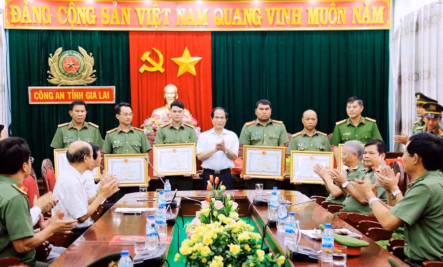  Chủ tịch UBND tỉnh Võ Ngọc Thành tặng bằng khen cho các tập thể, cá nhân có thành tích xuất sắc trong công tác đảm bảo an ninh trật tự. Ảnh: T.T