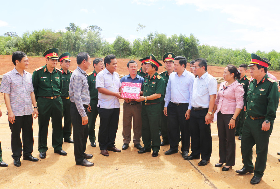 Phó Bí thư Thường trực Tỉnh ủy, Trưởng đoàn Đại biểu Quốc hội tỉnh Hồ Văn Niên cùng lãnh đạo tỉnh tiếp và làm việc với Phó Chủ tịch Quốc hội Đỗ Bá Tỵ và đoàn công tác. Ảnh