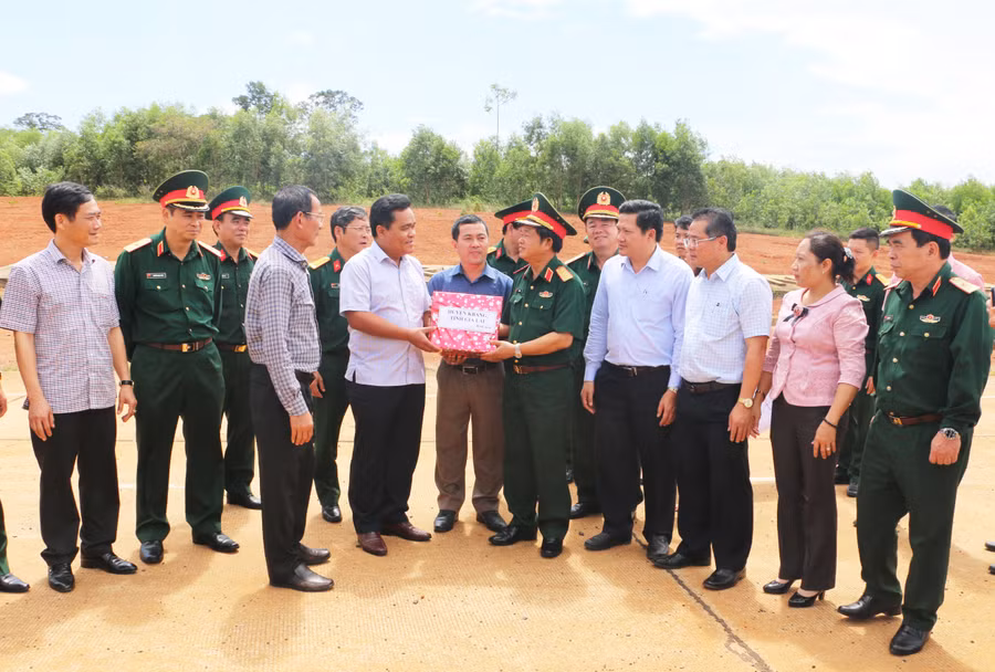 Phó Bí thư Thường trực Tỉnh ủy, Trưởng đoàn Đại biểu Quốc hội tỉnh Hồ Văn Niên cùng lãnh đạo tỉnh tiếp và làm việc với Phó Chủ tịch Quốc hội Đỗ Bá Tỵ và đoàn công tác. Ảnh