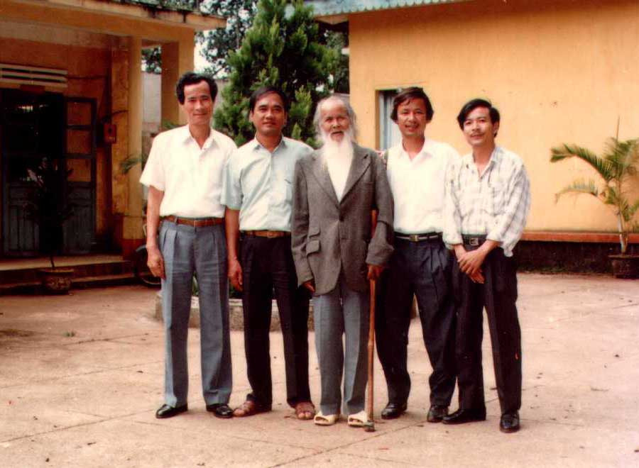 Anh hùng Núp (giữa) cùng tác giả và các nhà văn trong một chuyến công tác tại Kon Tum. Ảnh: H.H.G