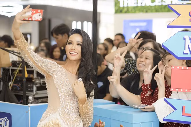 Hình ảnh mới của Hoa hậu khiến nhiều người hâm mộ bất ngờ. (Ảnh: Phan Thành Nhân)