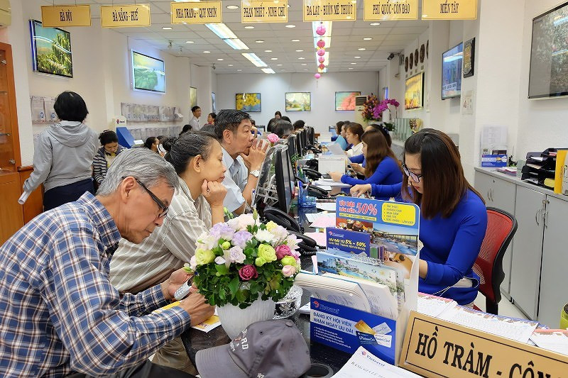 Khách hàng tìm hiểu mua tour du lịch Khách hàng tìm hiểu mua tour du lịch