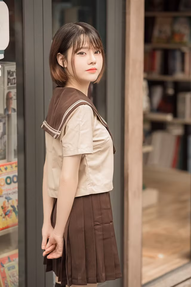  Với 9x, thanh xuân là quãng thời gian đầy ý nghĩa, cô mong muốn sẽ có một tình yêu đáng nhớ khi gặp đúng người và đúng thời điểm. Ngọc Tuyết không hề đặt ra cho mình một hình mẫu lý tưởng nào, vì chỉ cần trái tim rung động và người ấy chân thành đã là niềm hạnh phúc. Hiện tại Tuyết vẫn là cô gái độc thân, yêu đời và cố gắng để có một tương lai tươi sáng.