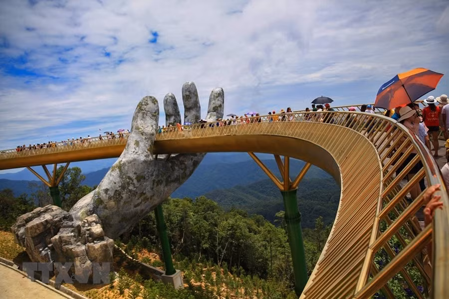  Mới đây, trong một bài báo điểm danh những cây cầu dành cho người đi bộ nổi bật nhất thế giới của tờ Nhật báo Anh The Guardian, Cầu Vàng của Đà Nẵng được xướng tên đầu tiên trong một loạt các cây cầu có cấu trúc kỳ lạ và tuyệt vời nhất thế giới. 