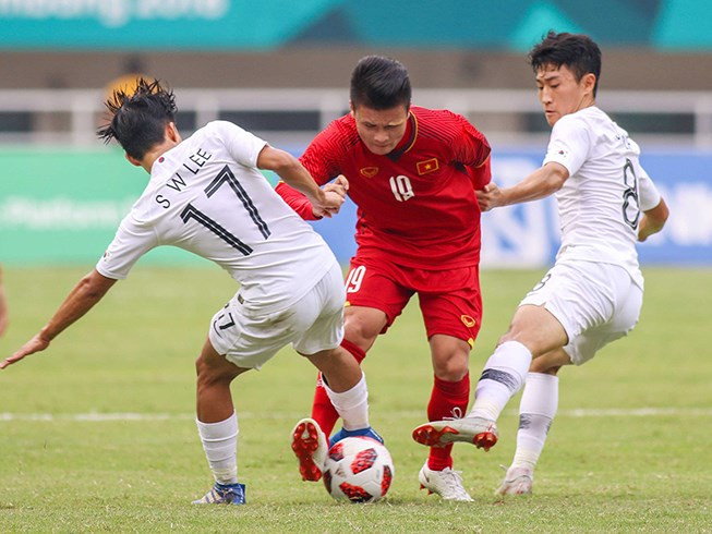 Hàn Quốc quá mạnh đã bóp hẹp không gian, thời gian của thầy trò HLV Park Hang-seo nhằm kiếm bàn thắng và ưu thế sớm. Ảnh: HUY PHẠM Hàn Quốc quá mạnh đã bóp hẹp không gian, thời gian của thầy trò HLV Park Hang-seo nhằm kiếm bàn thắng và ưu thế sớm. Ảnh: HUY PHẠM