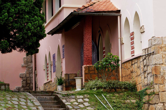 Có hai đường bậc thang đi lên cửa chính và nhập lại ở sảnh chính. Những bức tường xây bằng đá có khung cửa sổ theo kiểu kiến trúc đặc trưng của miền Bắc nước Pháp thế kỷ 17.