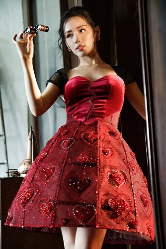 Nếu như ở những chiếc váy xòe kiểu hai dây, Khánh Linh giống hệt công chúa thì ở những thiết kế bó sát, chân dài khéo léo khoe trọn đường cong quyến rũ của cơ thể cùng gương mặt đầy thần thái đúng chuẩn “nữ hoàng lookbook”. Nếu như ở những chiếc váy xòe kiểu hai dây, Khánh Linh giống hệt công chúa thì ở những thiết kế bó sát, chân dài khéo léo khoe trọn đường cong quyến rũ của cơ thể cùng gương mặt đầy thần thái đúng chuẩn “nữ hoàng lookbook”.