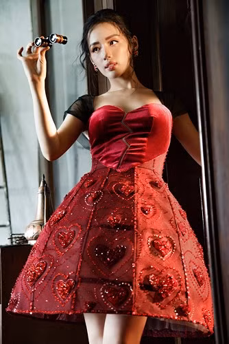 Nếu như ở những chiếc váy xòe kiểu hai dây, Khánh Linh giống hệt công chúa thì ở những thiết kế bó sát, chân dài khéo léo khoe trọn đường cong quyến rũ của cơ thể cùng gương mặt đầy thần thái đúng chuẩn “nữ hoàng lookbook”.