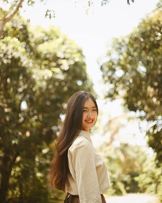 Lương Mỹ Kiều (18 tuổi) mới được dân mạng thương mến gọi là “thánh góc nghiêng”, “nữ thần góc nghiêng”. Nhờ góc chụp này mà gương mặt của Mỹ Kiều gần như đạt mức hoàn mỹ, không góc chết.