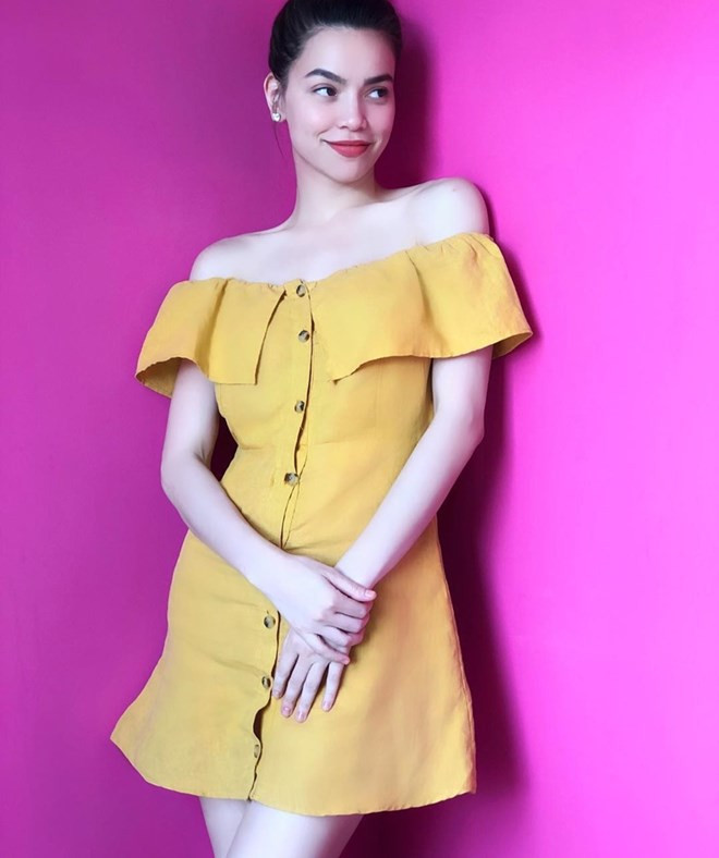  Xu hướng khoe vai trần còn được Hồ Ngọc Hà ứng dụng triệt để khi chưng diện bộ đầm vàng trễ vai, làm nổi bật làn da trắng nõn.