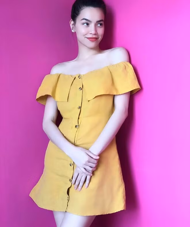  Xu hướng khoe vai trần còn được Hồ Ngọc Hà ứng dụng triệt để khi chưng diện bộ đầm vàng trễ vai, làm nổi bật làn da trắng nõn.