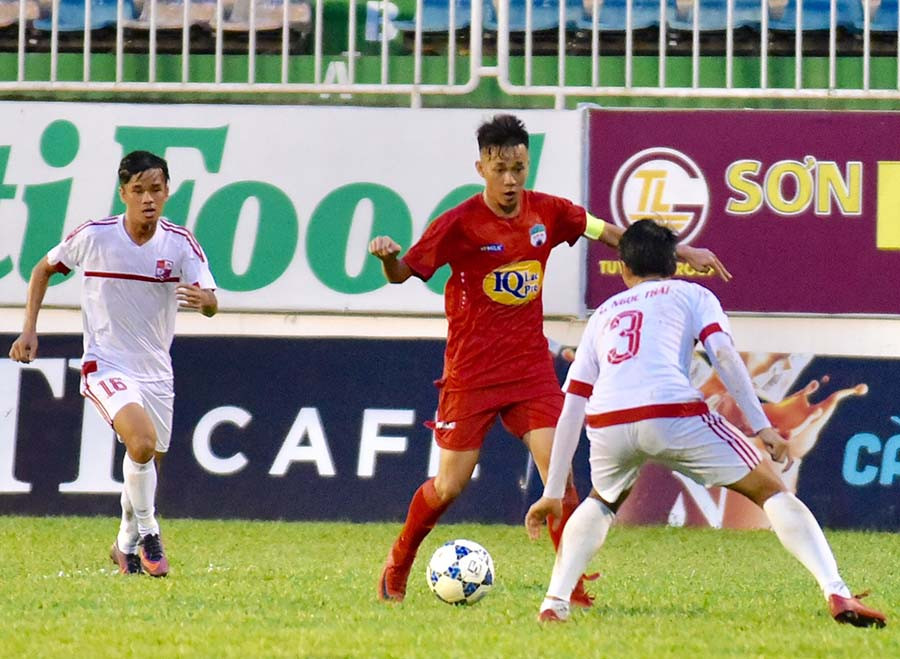 Đội trưởng Lê Minh Bình (áo đỏ) của HA.GL được gọi tập trung đội U19 Việt Nam. ảnh: Minh Vỹ