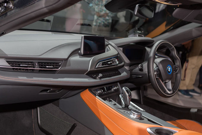 Cabin xe có nhiều chi tiết ốp sợi carbon, ngoài ra khách mua xe còn có thể tuỳ chọn ốp gốm. Chính giữa bảng táp-lô trang bị màn hình cảm ứng kích thước 8,8 inch.