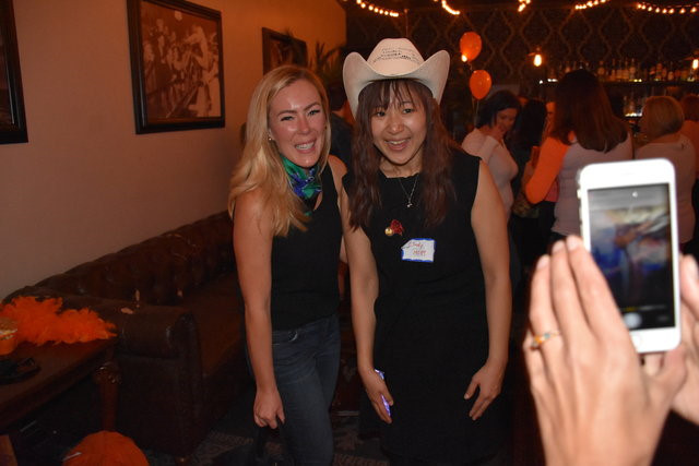 Cindy Mi (đội mũ) chup hình cùng giáo viên Cindy Mi (đội mũ) chup hình cùng giáo viên