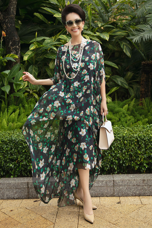 Bên cạnh sắc vàng và họa tiết rồng, ở mùa thời trang năm nay, Đỗ Mạnh Cường còn vẽ nên một vườn hoa đầy màu sắc để làm đẹp cho các quý cô. Với những gam màu nổi bật, họa tiết sắc sảo kết hợp phom dáng hiện đại, dàn mỹ nhân thế hệ 6X, 7X của V-biz toát lên vẻ đẹp mặn mà.