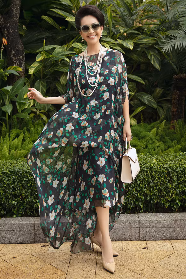 Bên cạnh sắc vàng và họa tiết rồng, ở mùa thời trang năm nay, Đỗ Mạnh Cường còn vẽ nên một vườn hoa đầy màu sắc để làm đẹp cho các quý cô. Với những gam màu nổi bật, họa tiết sắc sảo kết hợp phom dáng hiện đại, dàn mỹ nhân thế hệ 6X, 7X của V-biz toát lên vẻ đẹp mặn mà.