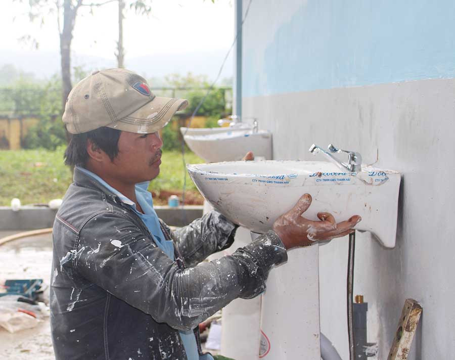 Các bồn nước rửa tay trong khu vệ sinh tại Trường THPT Lê Hồng Phong (huyện Đak Đoa) được lắp mới. Ảnh: N.G