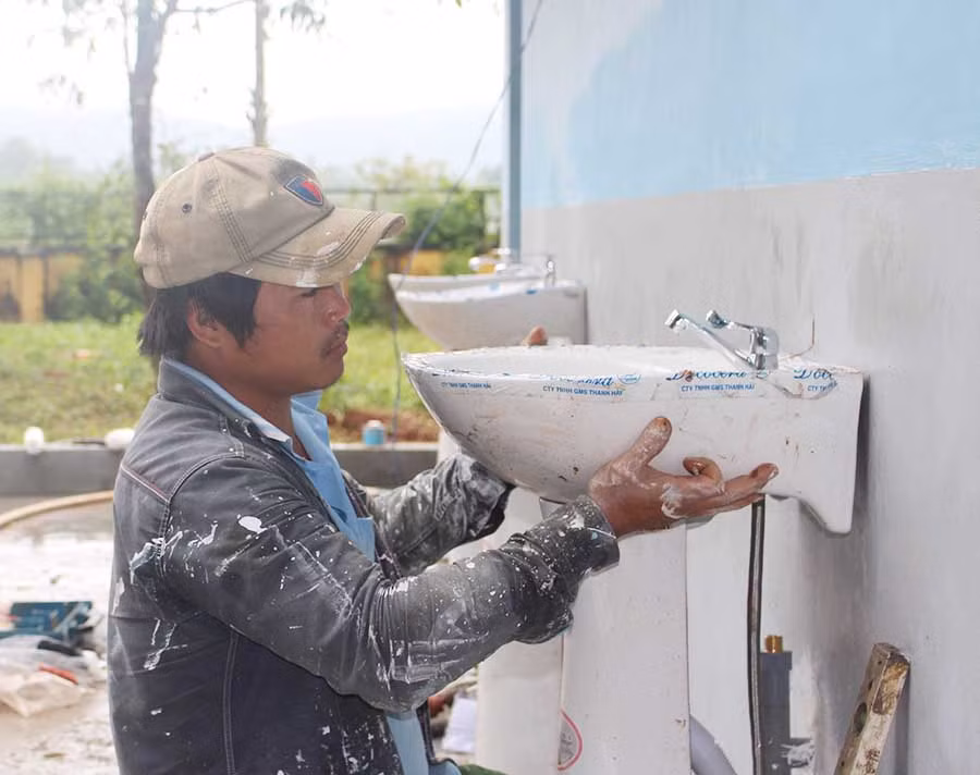 Các bồn nước rửa tay trong khu vệ sinh tại Trường THPT Lê Hồng Phong (huyện Đak Đoa) được lắp mới. Ảnh: N.G