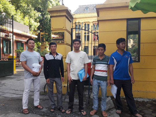 Năm bị cáo dắt nhau đến các cơ quan chức năng gửi đơn kiến nghị