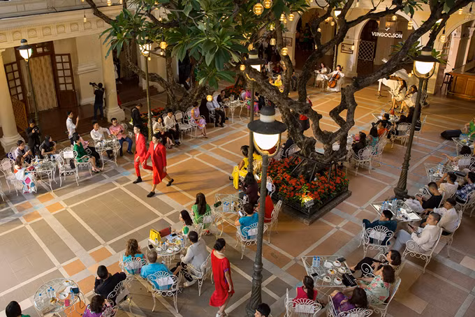 Sàn diễn tái hiện không gian của những con phố châu Âu với quán cafe, cột đèn, cây cối, những ngôi nhà mang kiến trúc cổ điển, cùng những người nhạc công chơi đầy ngẫu hứng trong không gian lãng mạn.