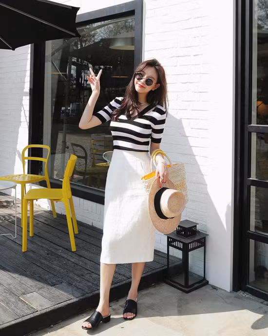 Kết hợp chân váy đơn sắc cùng các kiểu áo thun là công thức đơn giản để 'lên đồ' đến văn phòng.