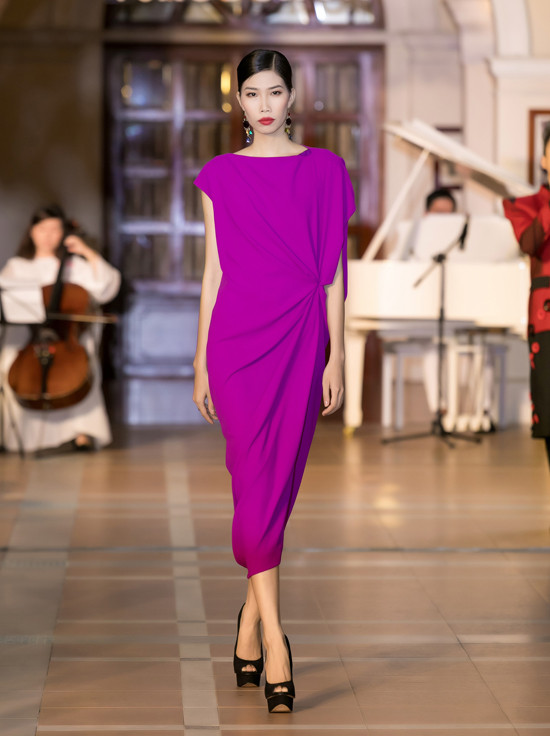 Phần thứ nhất của bộ sưu tập được thể hiện trên các tông màu xanh, đỏ, vàng, tím, trắng, đen với nhiều phom dáng váy cổ điển, sang trọng. Phần thứ nhất của bộ sưu tập được thể hiện trên các tông màu xanh, đỏ, vàng, tím, trắng, đen với nhiều phom dáng váy cổ điển, sang trọng.