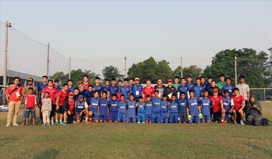 Tập thể U23 Việt Nam chụp hình cùng người hâm mộ sau buổi tập chiều nay. Ảnh: VFF