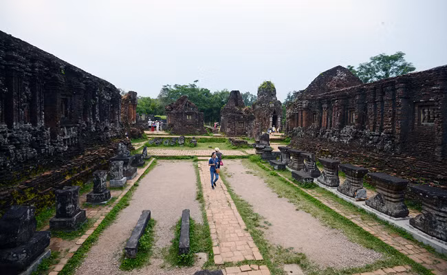 Những năm 1903 - 1904, những tài liệu cơ bản nhất về bia ký và nghệ thuật kiến trúc Mỹ Sơn được L.Finot công bố.
