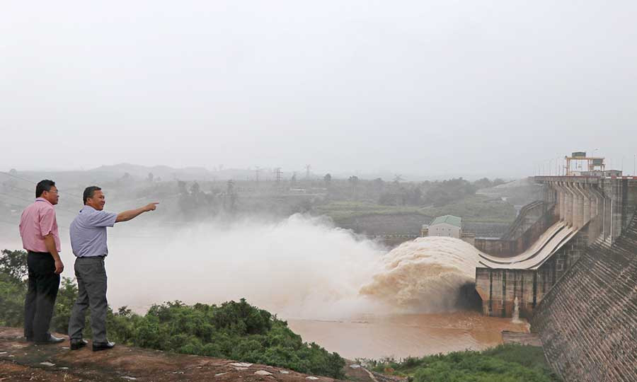  Kiểm tra an toàn hồ chứa thủy điện trên sông Sê San. Ảnh: T.Đ.L
