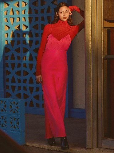 “Với H&M Studio, chúng tôi rất thích thú khi có sự kết hợp phong cách lịch lãm của phái nam và sự uyển chuyển của nữ giới... “Với H&M Studio, chúng tôi rất thích thú khi có sự kết hợp phong cách lịch lãm của phái nam và sự uyển chuyển của nữ giới...