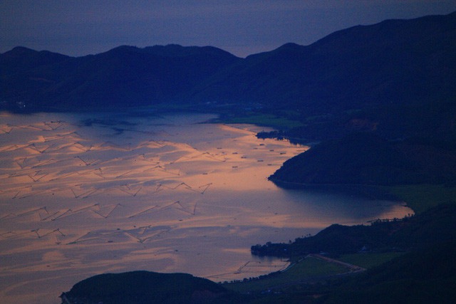  Hoàng hôn tắt, mặt trời hắt lên đầm phá Cầu Hai những tia nắng cuối