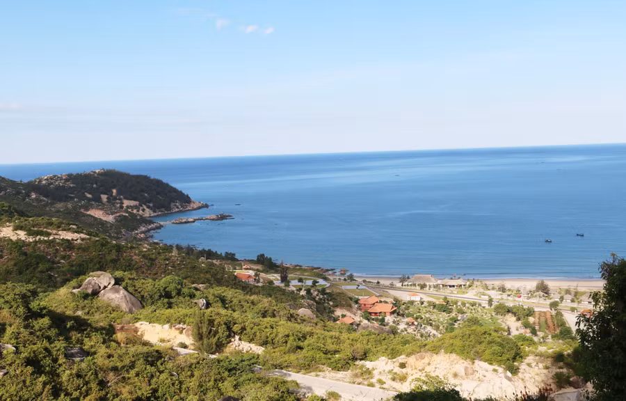 Đối diện với tượng Phật là biển Cát Tiến với màu xanh mênh mông vài dãi cát trắng kéo dài. Ảnh: Q.T 